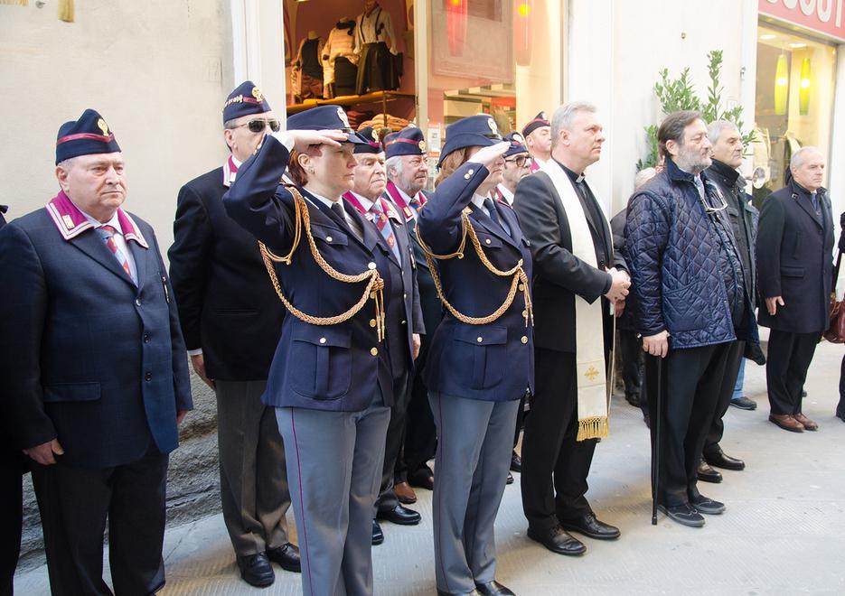 Una corona e una messa per Bertoneri