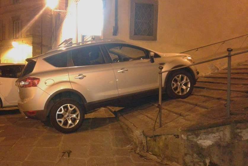 Parcheggia il suv sulle scale del Museo di Fucecchio