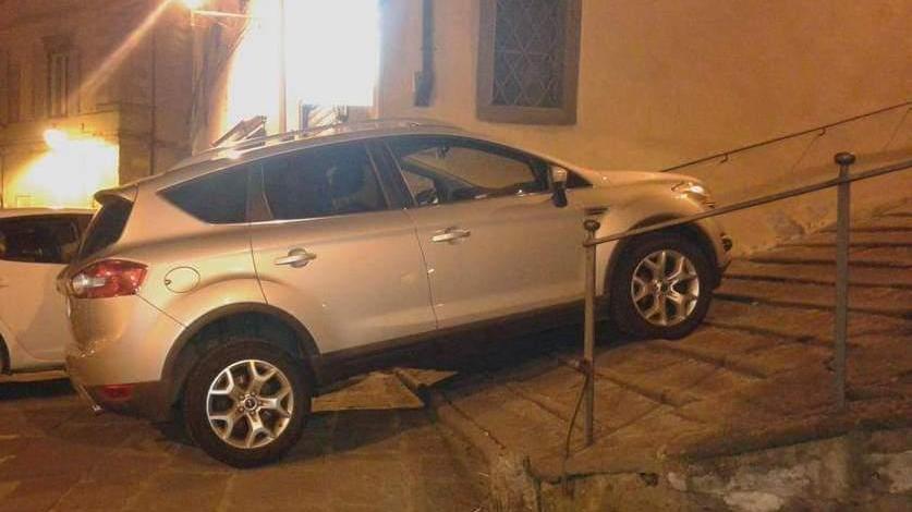 Parcheggia il suv sulle scale del Museo di Fucecchio