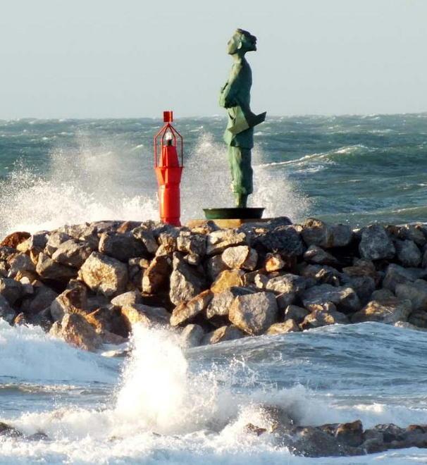 Illuminazione soffusa al led sulla passeggiata del Marinaio 