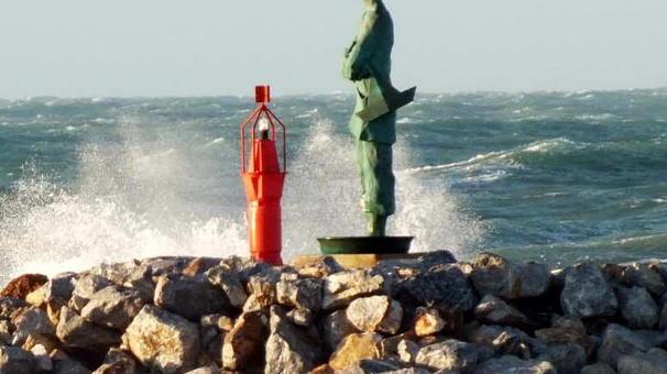 Illuminazione soffusa al led sulla passeggiata del Marinaio