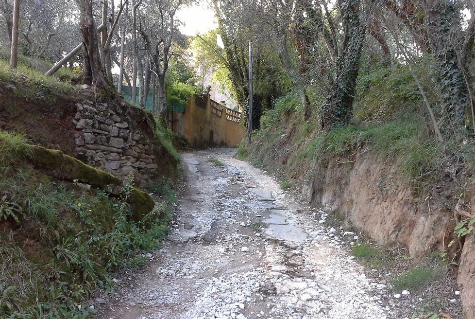 La strada è dissestata il postino non suona più