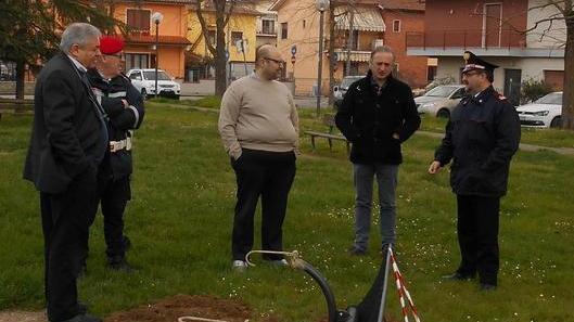 Vandali devastano giochi e panchine appena messi