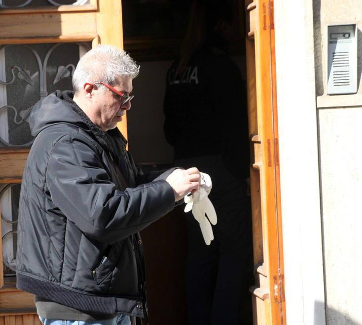 Trovato morto con ustioni sul corpo 