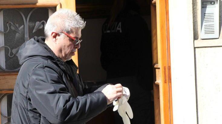 Trovato morto con ustioni sul corpo