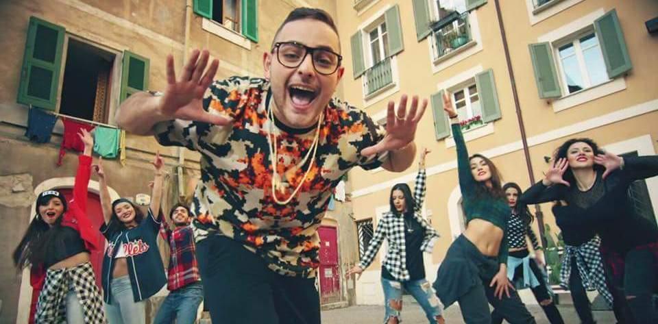 Ballerini locali nel video di Hunt 
