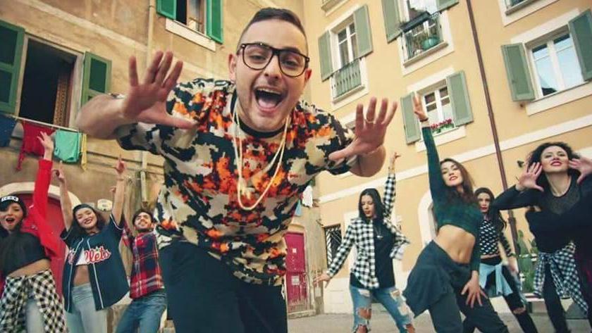 Ballerini locali nel video di Hunt