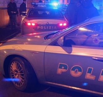 Chiedono aiuto in strada e derubano i soccorritori 