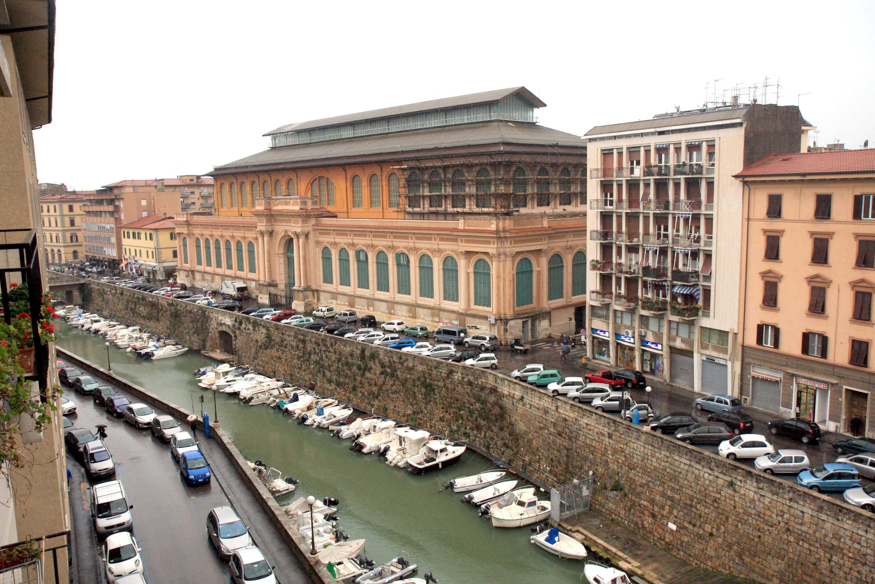 Scappa contromano per 30 multe arretrate: gli sequestrano la moto 