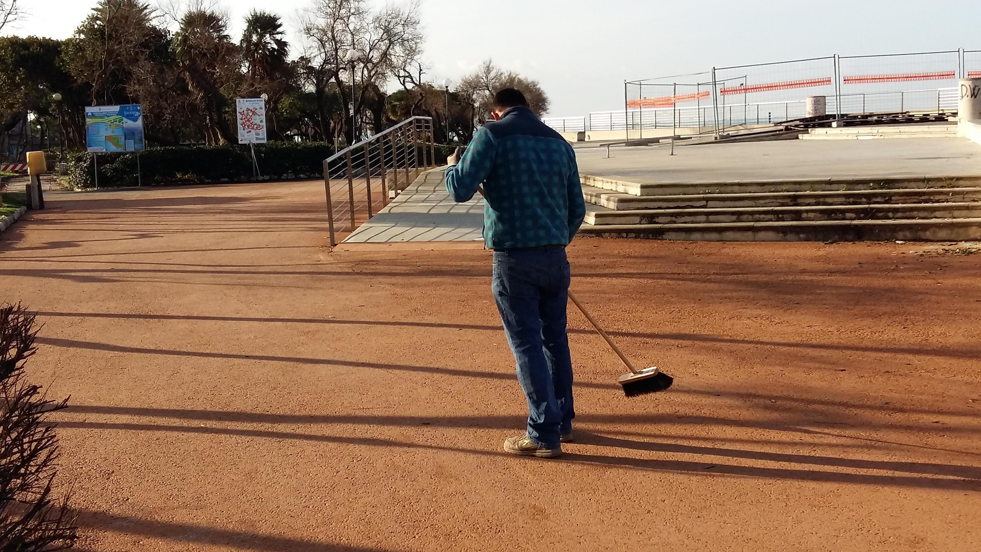 Via buche e dislivelli ai 3 Ponti: ora c'è l'asfalto rosso e una discesa per disabili