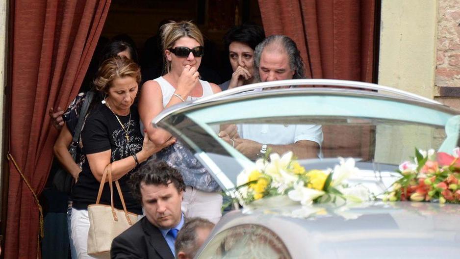Un momento dei funerali del vigilante Davide Giuliani l’agosto scorso a Montecalvoli (Foto di Franco Silvi)