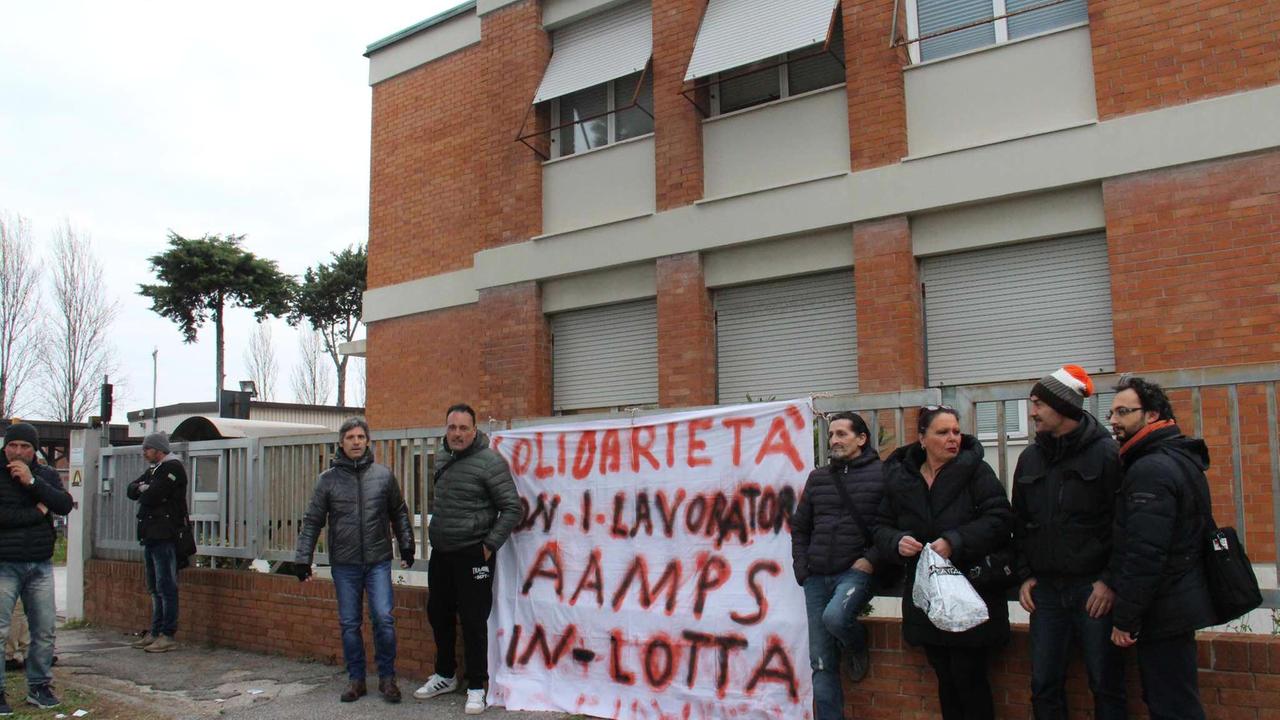 Caso Aamps: lavoratori in assemblea, temiamo di essere licenziati