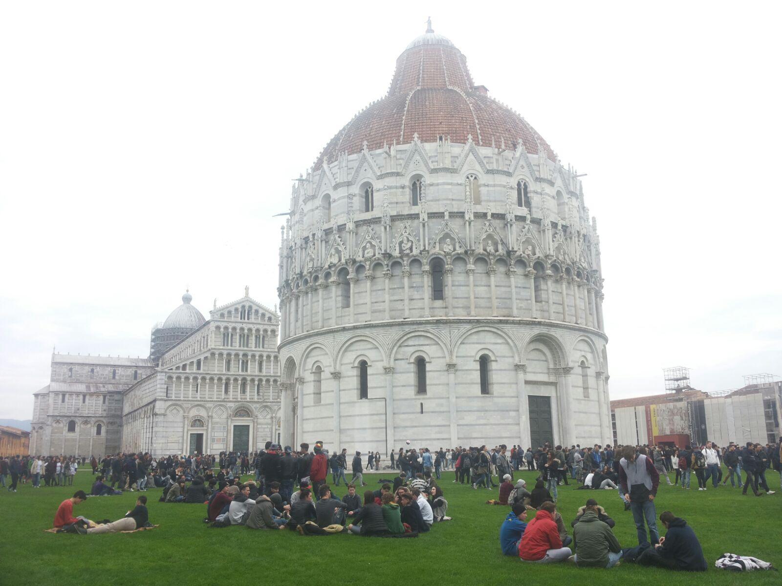 Maturità, tutti in coda per la lucertola "magica"  - Video 