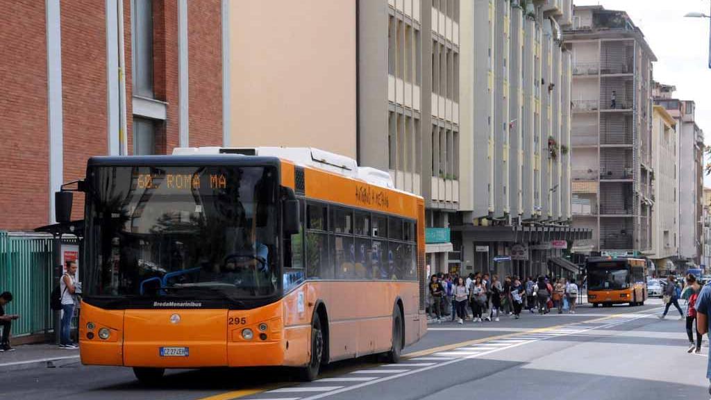 Molestie sull'autobus, la proposta choc della Lega: "Armiano gli autisti con la pistola elettrica"