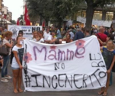 Una manifestazione a Follonica contro l'inceneritore (foto Giorgio)