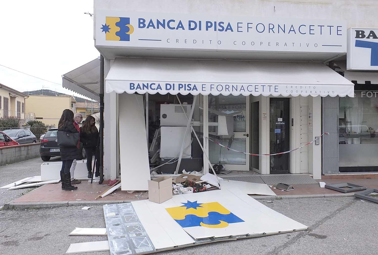 La banca sventrata per far saltare il bancomat (Muzzi)