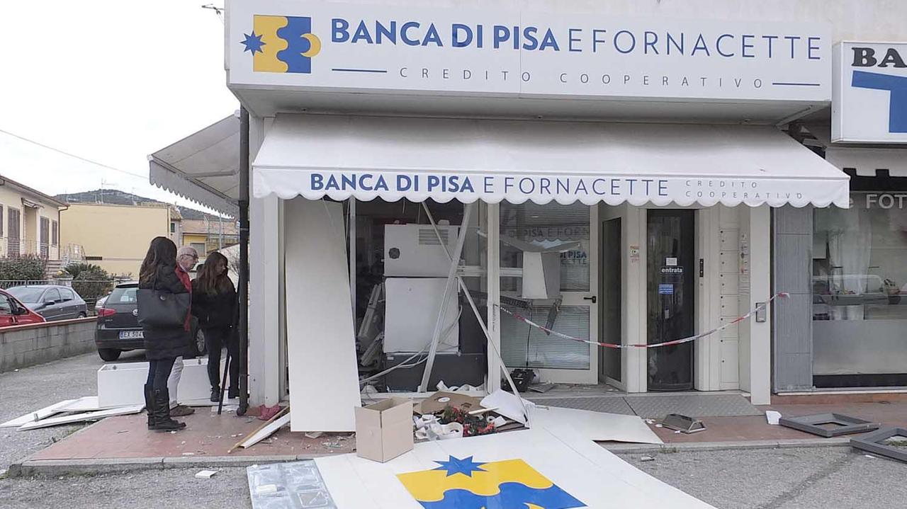 La banca sventrata per far saltare il bancomat (Muzzi)