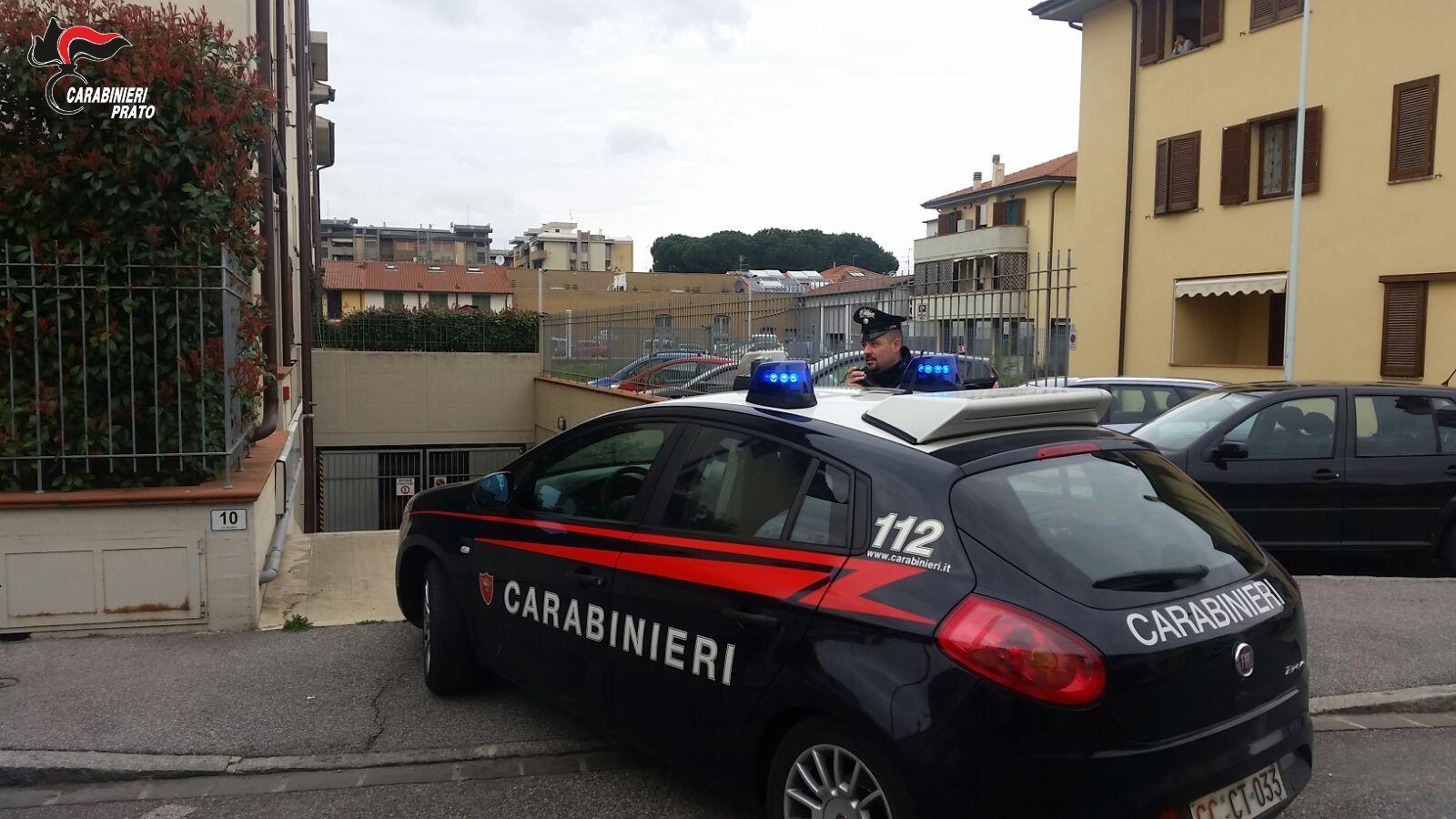 I carabinieri davanti ai garage di via Modena