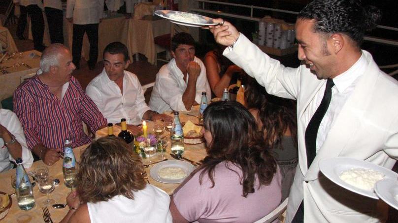 Un cameriere al lavoro