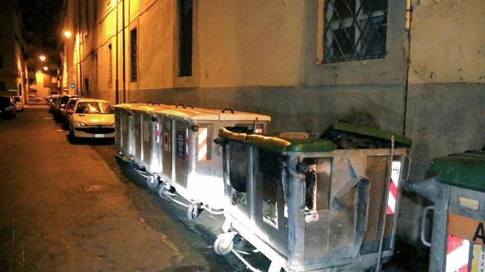 I cassonetti incendiati (Marzi/Pentafoto)