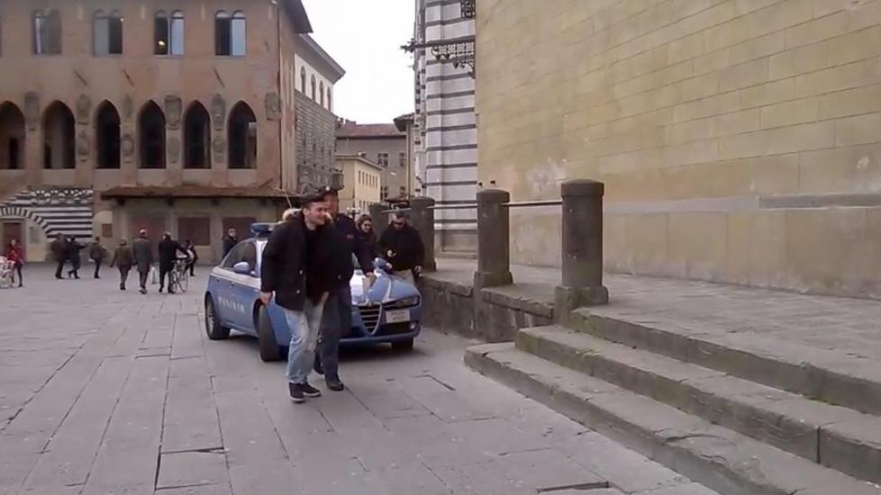 I due borseggiatori vengono scortati in tribunale dalla polizia