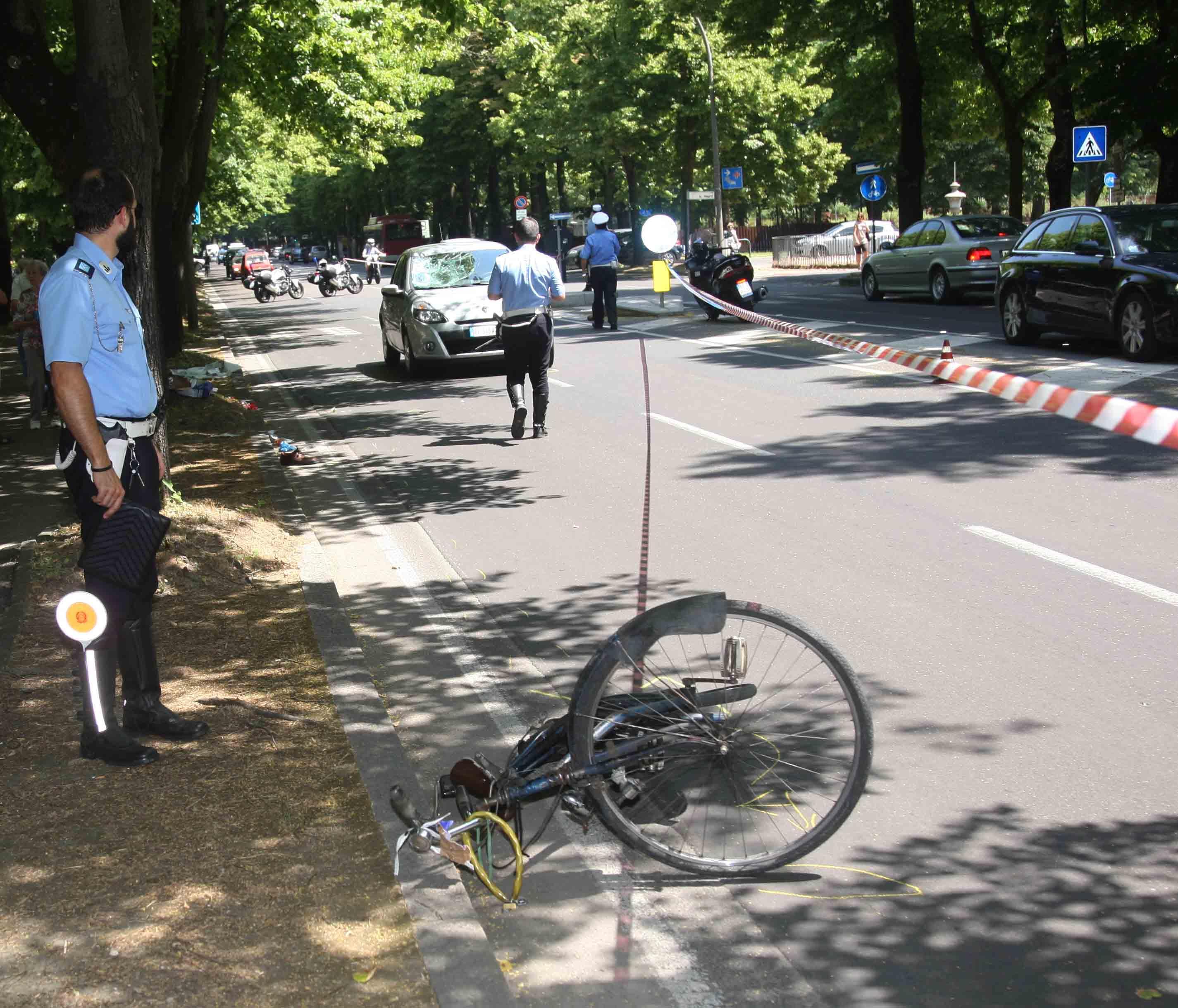 Reggio Emilia, ubriaca in bicicletta semina il panico in piazzale Lepanto