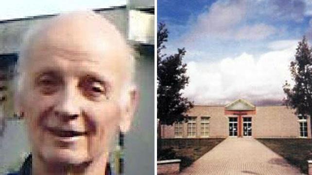 Don Lorenzo Lucchesi e a fianco la parrocchia di Santo Spirito a Lido