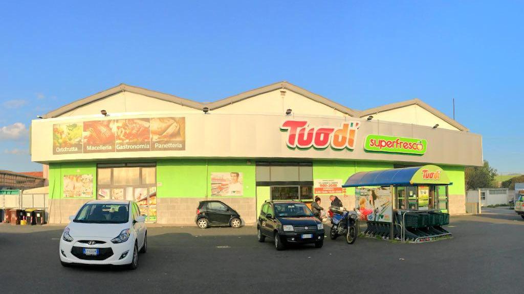 Il discount Tuodì dove è avvenuta la rapina (Marzi/Pentafoto)