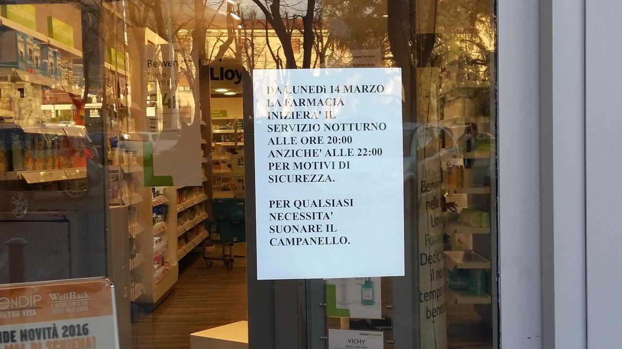 Il cartello affisso all'ingresso della farmacia di piazza Mercatale