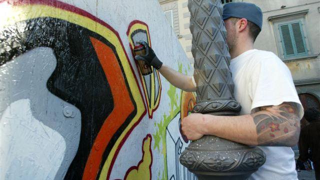 Scritte e disegni nel centro storico, sei writers rischiano tre anni di carcere