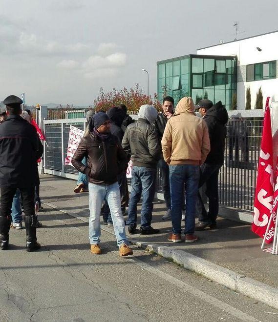 A Vignola operaio accoltellato alla mano durante un presidio di protesta 