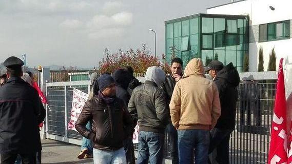 A Vignola operaio accoltellato alla mano durante un presidio di protesta