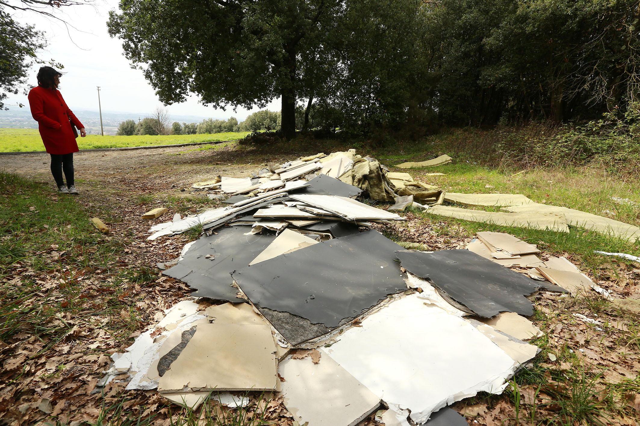 L’abbandono di rifiuti vicino a Castra (Foto Agenzia Carlo Sestini)