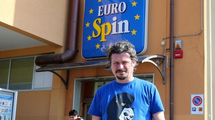 Rapinano market e fuggono in autostrada