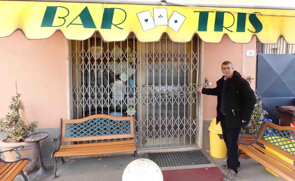 Sfondano la vetrata del bar e rubano le slot: un arresto 