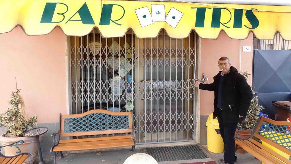Sfondano la vetrata del bar e rubano le slot: un arresto