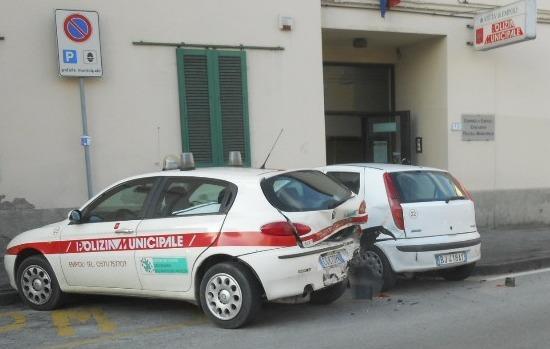 Urta due auto dei vigili e fugge 