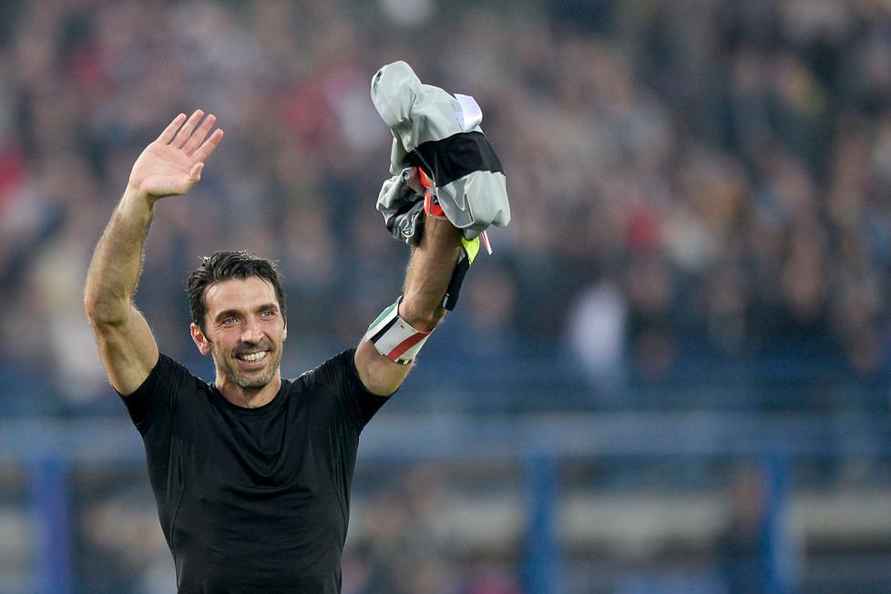 Buffon dà una mano alla Carrarese 