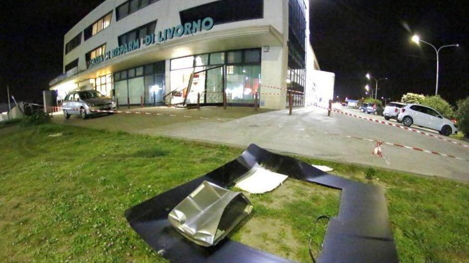 Sradicano il bancomat con il carroattrezzi: caccia ai ladri