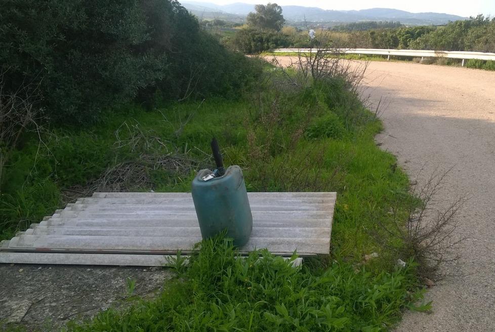 Lastre di eternit abbandonate all’ingresso di Porto Pozzo