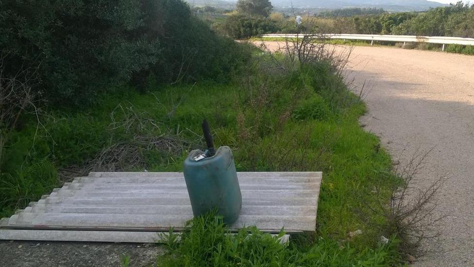 Lastre di eternit abbandonate all’ingresso di Porto Pozzo