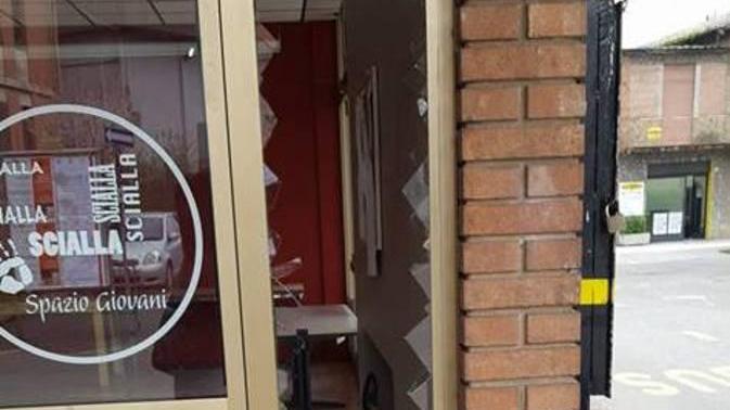 Nonantola, vandali rompono vetrata del centro “Scialla”