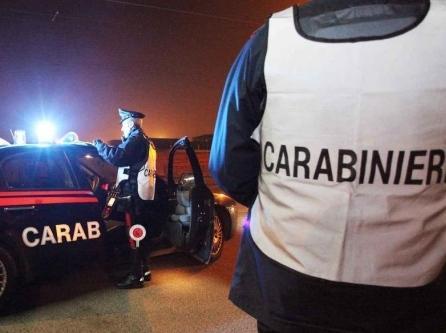 Apre lo sportello e scippa l’anziana alla guida 