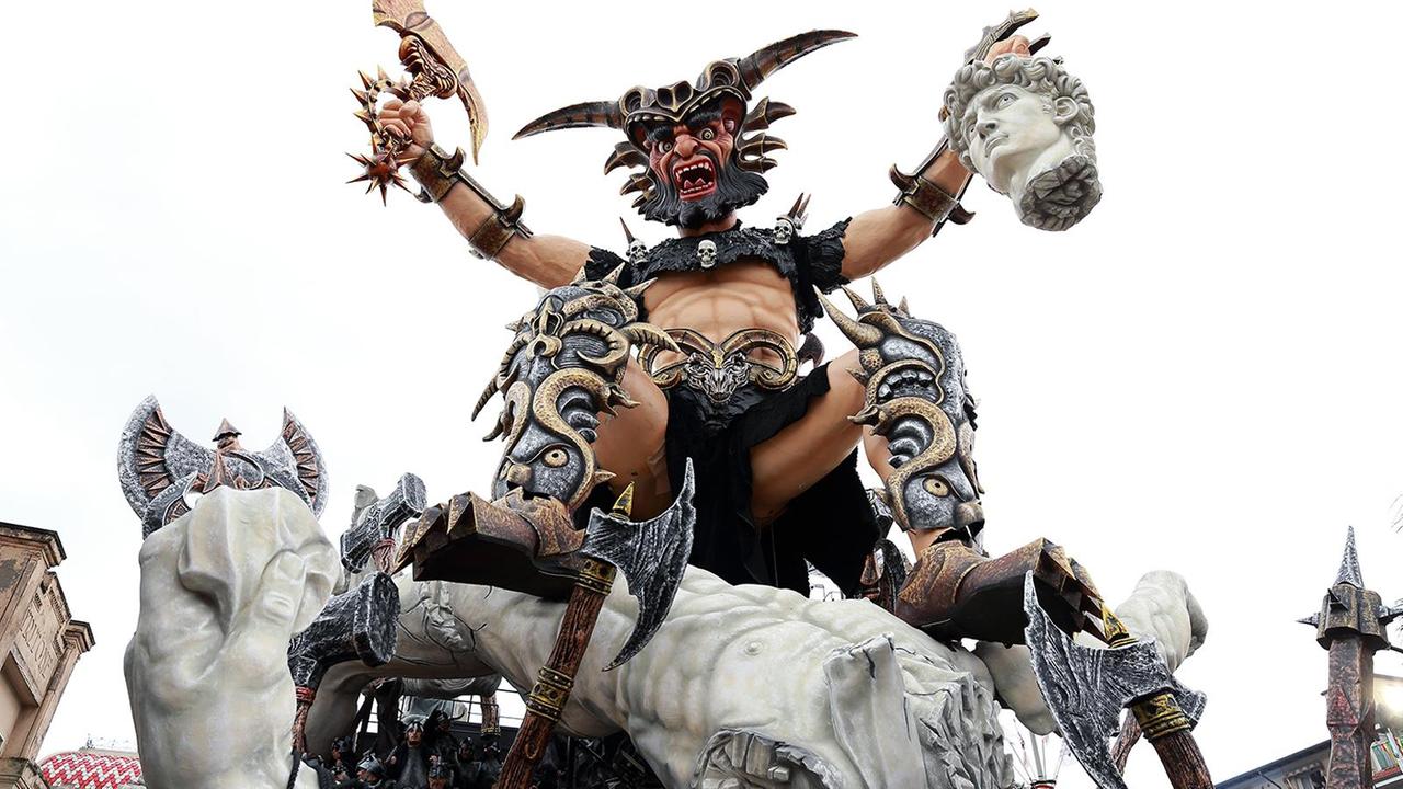 Barbarians, il carro di Fabrizio Galli che ha trionfato al Carnevale 2016 (foto gruppo f8)