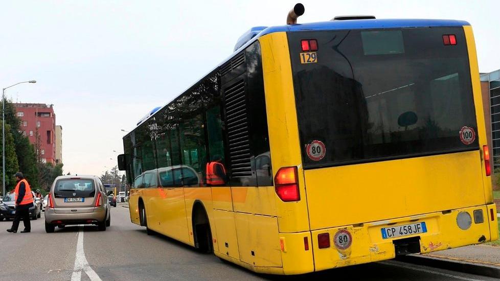 Modena, si spezza supporto per la ruota autobus fora e crea lunghe code