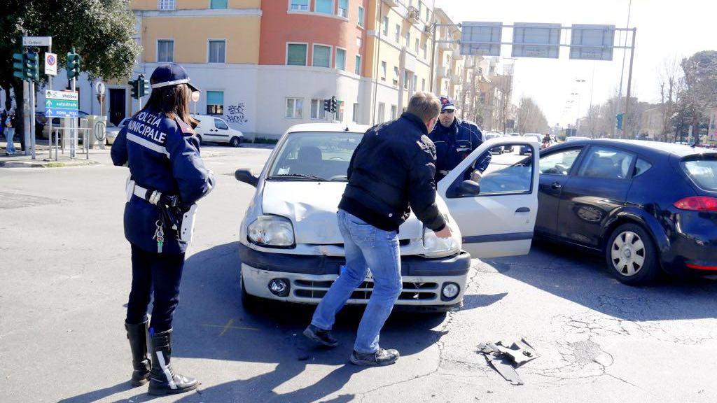 L'incidnete stradale all'incrocio tra viale Alfieri e viale Carducci