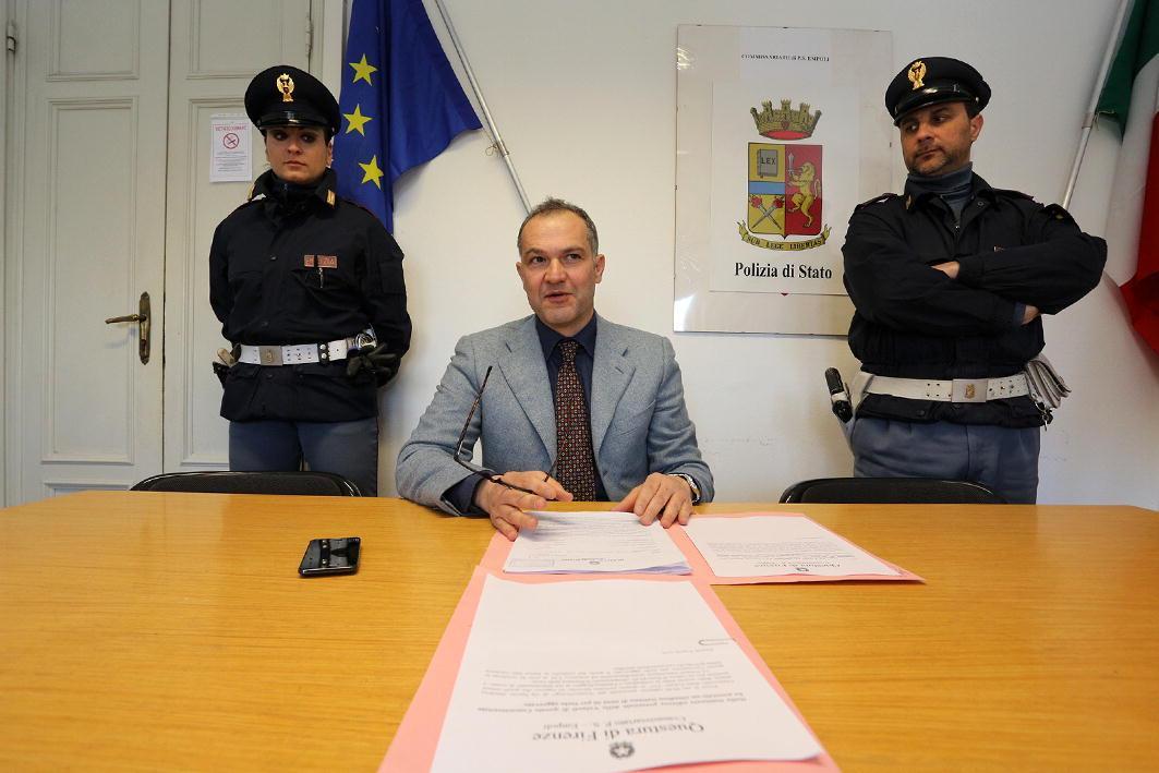 Il dirigente del commissariato Francesco Zunino, al centro