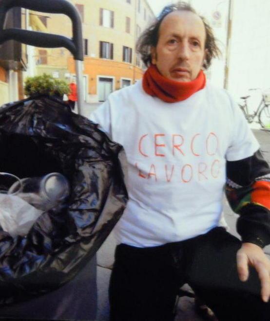 Piero Lanaro con la sua t-shirt "Cerco lavoro" e il carrello della spesa pieno di rifiuti raccolti in strada