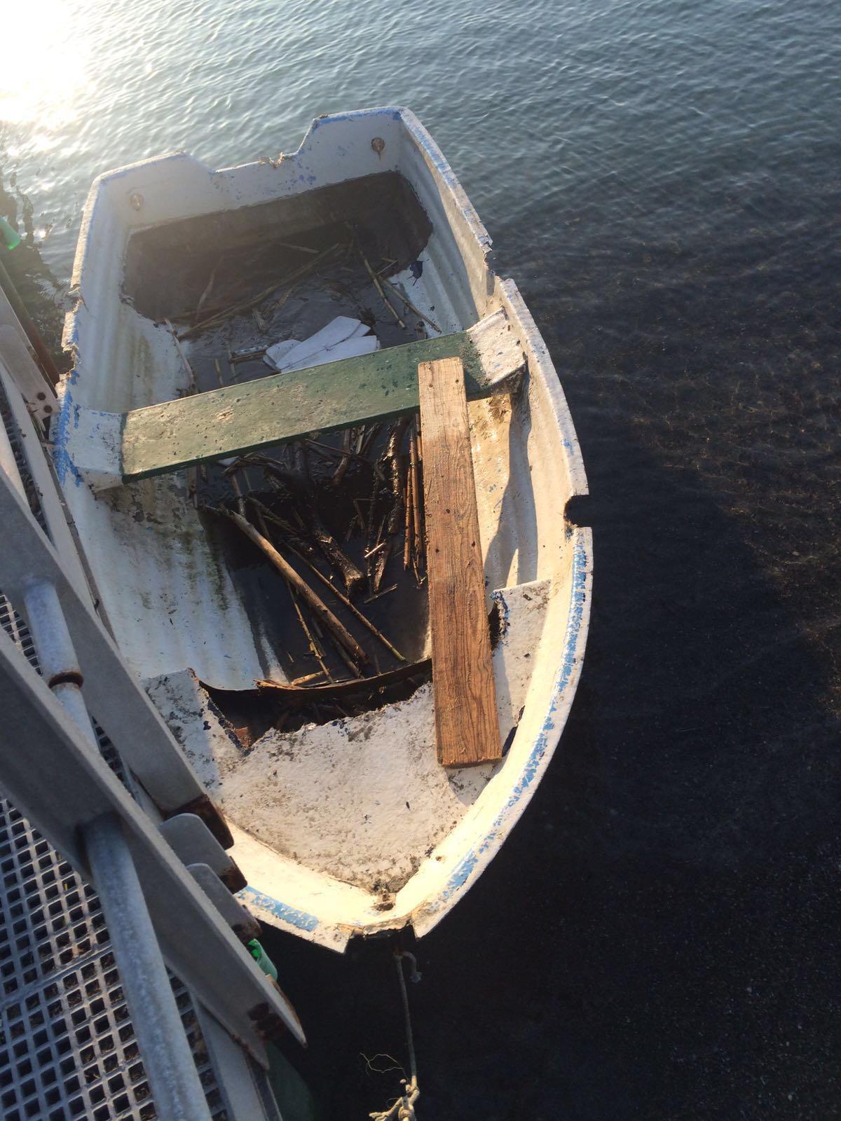 La piccola barca usata dai tre ragazzi minorenni, salvati al largo di Vada