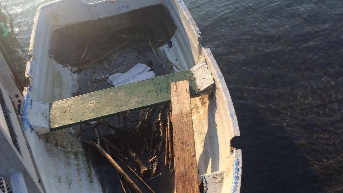 La piccola barca usata dai tre ragazzi minorenni, salvati al largo di Vada